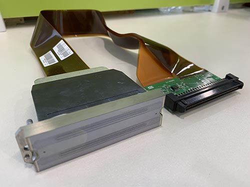 避免萬(wàn)能平板打印機(jī)uv燈反射造成噴頭斜噴堵頭的方法